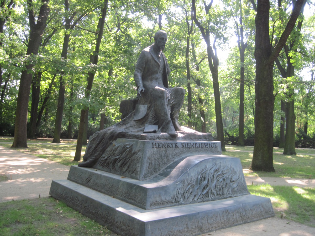 36-Varsavia-Monumento a Henryk Sienkiewicz- scrittore e giornalista polacco-1846-1916